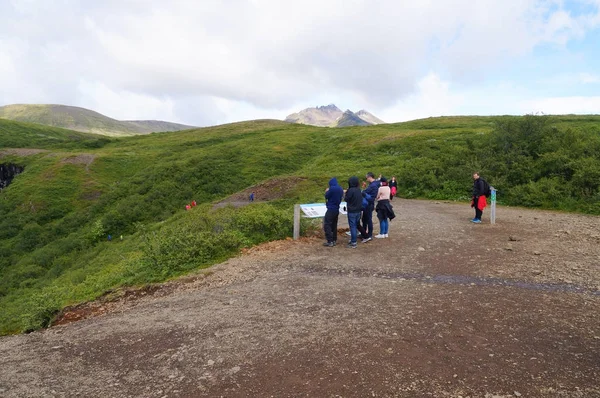 Turistas no identificados leyendo información sobre Svartifoss en Islandia . — Foto de Stock