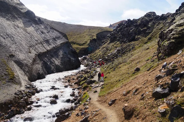 Turistas no identificados trekking en Landmannalaugar en Islandia . — Foto de Stock