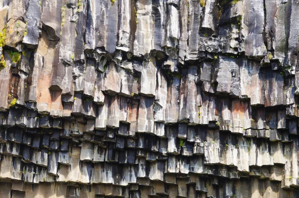 Felsformationen im svartifoss-Wasserfall, Südisland — Stockfoto