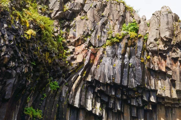 Dunkle Lavasäulen am svartifoss Wasserfall, Island — Stockfoto
