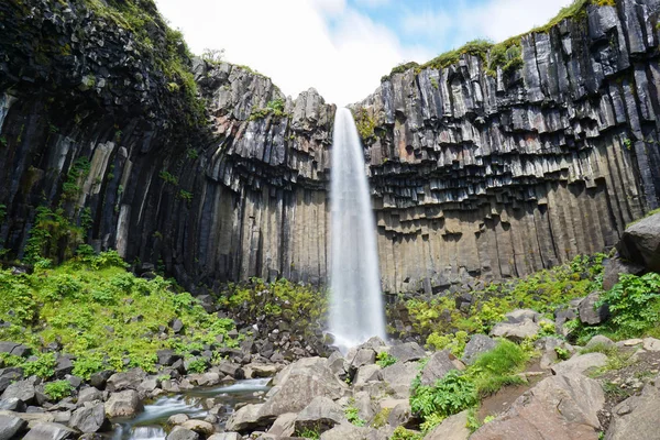 Wodospad Svartifoss, otoczony przez ciemne lawy kolumn, Islandia — Zdjęcie stockowe