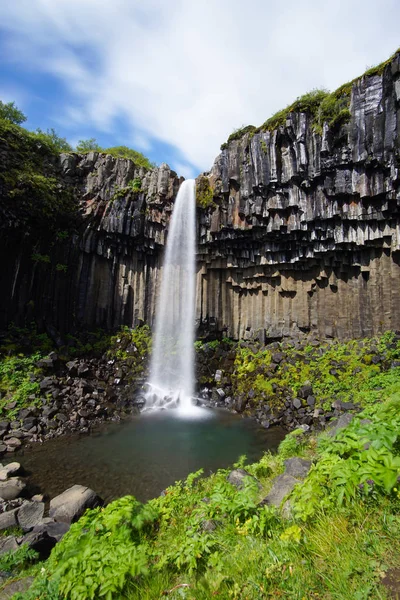 Cachoeira Svartifoss cercada por colunas de lava escura, Islândia — Fotografia de Stock
