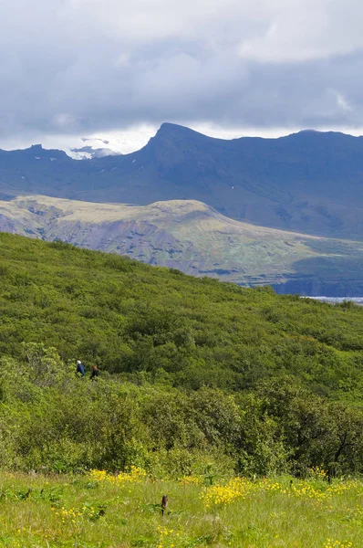 Touristes non identifiés marchant sur la colline, Islande . — Photo