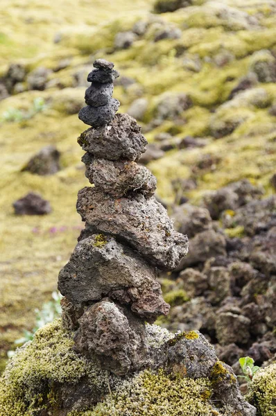 Каменная башня в лавовом поле, покрытая зеленым мхом, Исландия . — стоковое фото