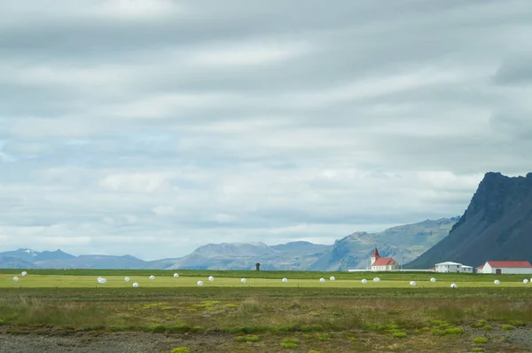 Prachtig uitzicht in de zomer, IJsland. — Stockfoto