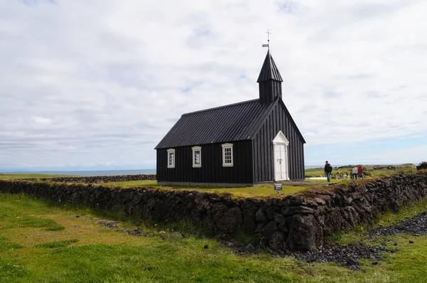 Oidentifierade turist gå runt den berömda svarta kyrkan, is — Stockfoto