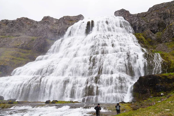 Touristes non identifiés prenant des photos à la cascade de Dynjandi, Islande . — Photo