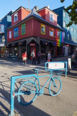 Kimliği belirsiz turist Rey tanımlıkHallgrimskirkja church yakınındaki yürüyüş