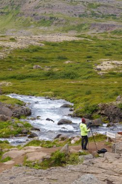 Kimliği belirsiz turist alarak resmi Gongumannafoss, İzlanda.