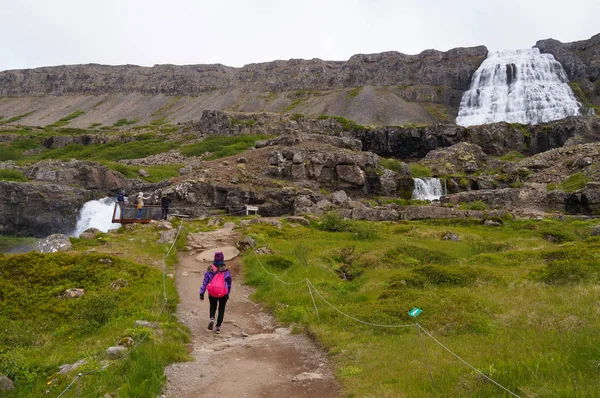 Passeggiata turistica non identificata fino alla cascata Dynjandi, Islanda . — Foto Stock