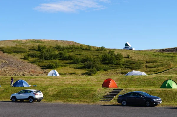 Oidentifierade turist gå ut ur tältet nära sjön Myvatn, Island — Stockfoto