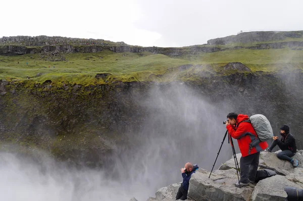 正体不明の観光客が夏、Ic Dettifoss で写真を撮る — ストック写真