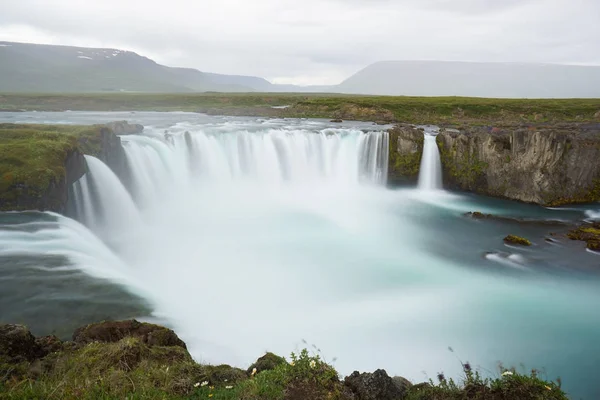 Godafoss es una cascada islandesa muy hermosa . — Foto de Stock