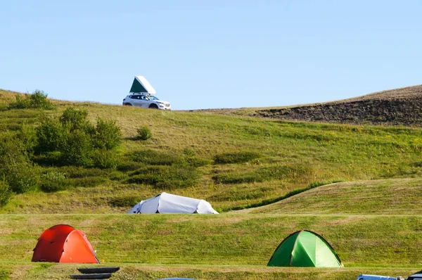 Camping tält på kullen i Island. — Stockfoto