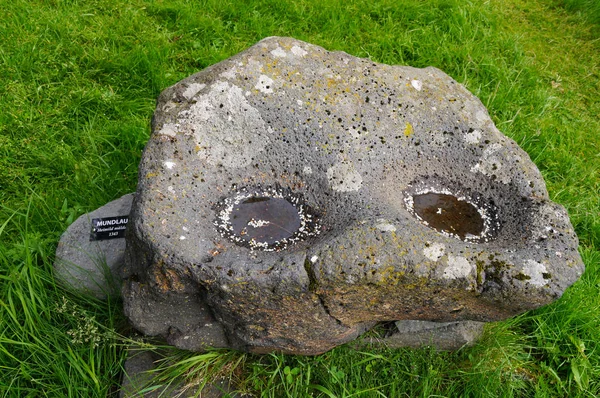 La pietra termale di Thorsteinn è una vasca d'acqua appena fuori dalla chiesa di Hofskirkja in Islanda — Foto Stock