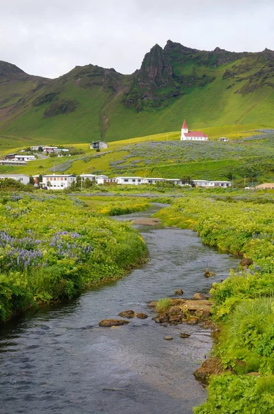 Vik ik Myrdal kerk in Vik dorp, IJsland, Europa. — Stockfoto