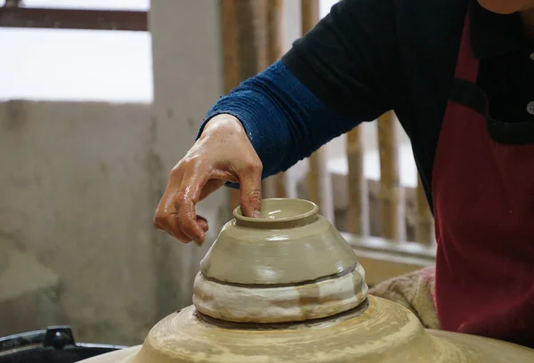 Gros plan d'une femme potier faisant surface lisse à la base d'un bo — Photo