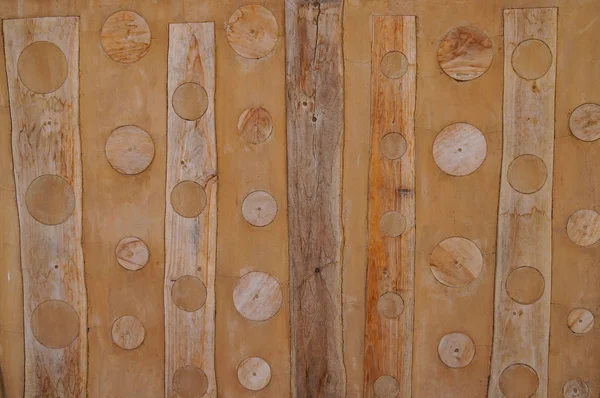 Rundes Holzstück zum Dekorieren an die Wand geklebt, Thailand. — Stockfoto