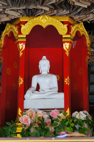 Άγαλμα του Βούδα λευκό στο ναό, Ταϊλάνδη. — Φωτογραφία Αρχείου