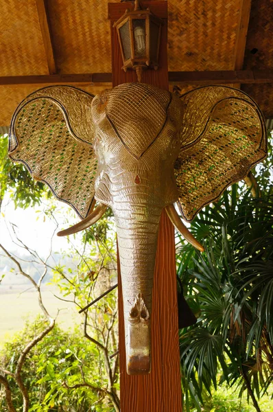 Голова серебряного слона в тайском стиле для украшения, Таиланд . — стоковое фото