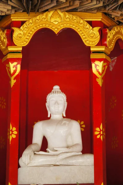 Άγαλμα του Βούδα λευκό στο ναό, Ταϊλάνδη. — Φωτογραφία Αρχείου