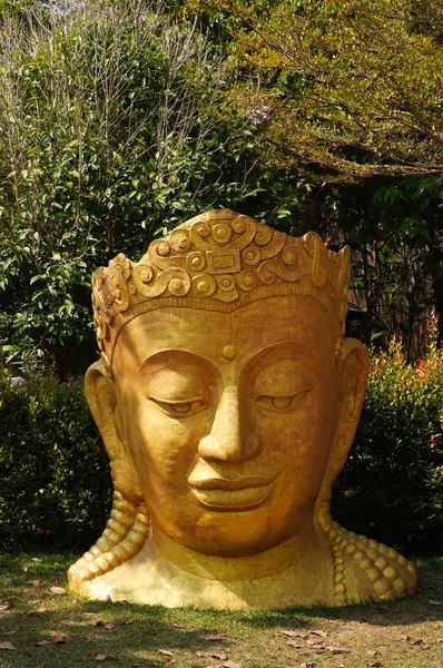 Προτομή Βούδα άγαλμα στον κήπο ενός ναού, Ταϊλάνδη. — Φωτογραφία Αρχείου