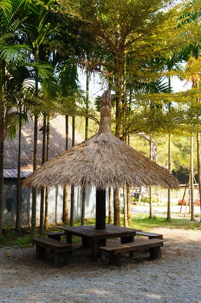 Kecil jerami paviliun dengan bangku, Thailand . — Stok Foto