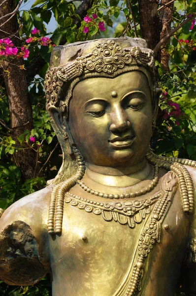 Χάλκινο άγαλμα του Avalokitasvara στην Ταϊλάνδη. — Φωτογραφία Αρχείου