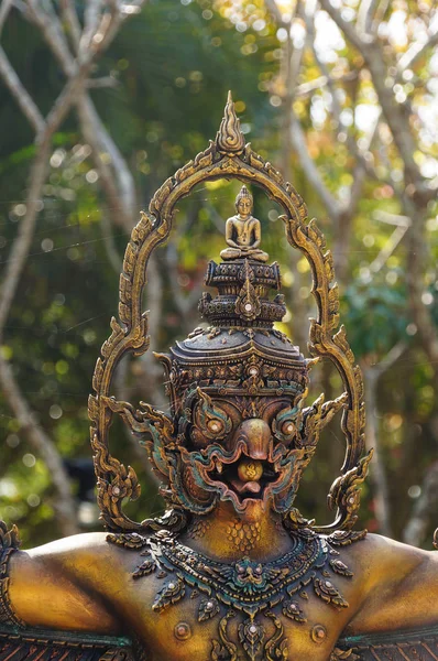 Garuda Statue mit Buddha Statue auf dem Kopf, Thailand. — Stockfoto