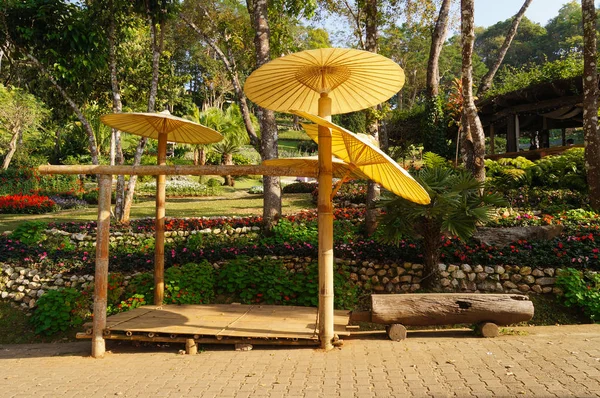 Payung kertas di taman, Thailand. . — Stok Foto