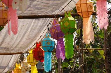 Renkli fener dekorasyon bir tapınak, Tayland.