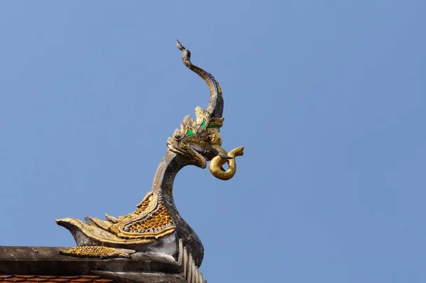 Sztuka na dachu hali głównej świątyni Wat Pong Sanuk, Lampang, Tajlandia — Zdjęcie stockowe