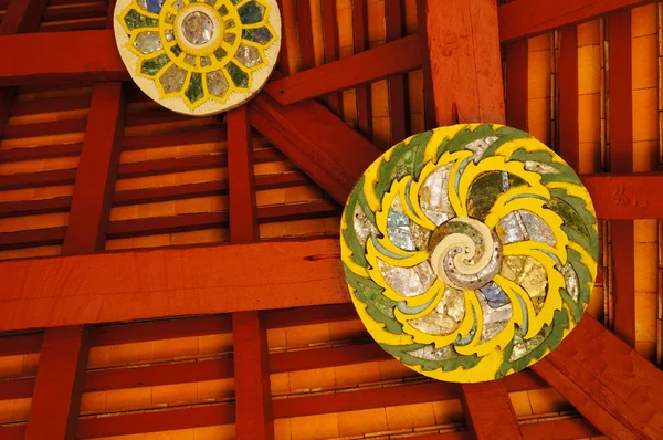 Detalhe do teto no pavilhão de Wat Pong Sanuk Temple, Tailândia . — Fotografia de Stock