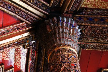 Güzel kutup Wat Sri Rong Muang, Birmanya Tapınağı, Lampang,  