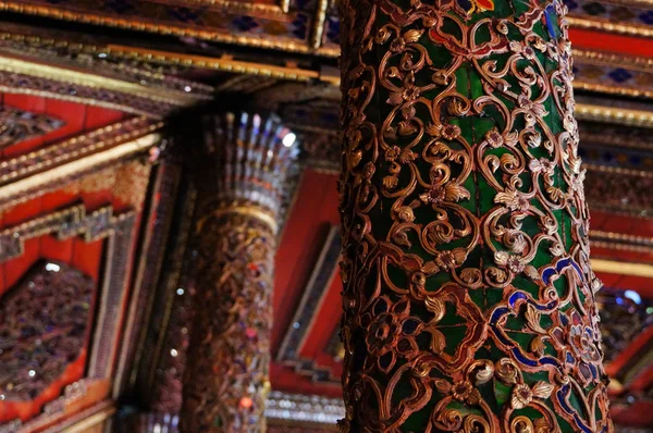 Vackra pole av Wat Sri Rong Muang, burmesiska tempel, Lampang, — Stockfoto