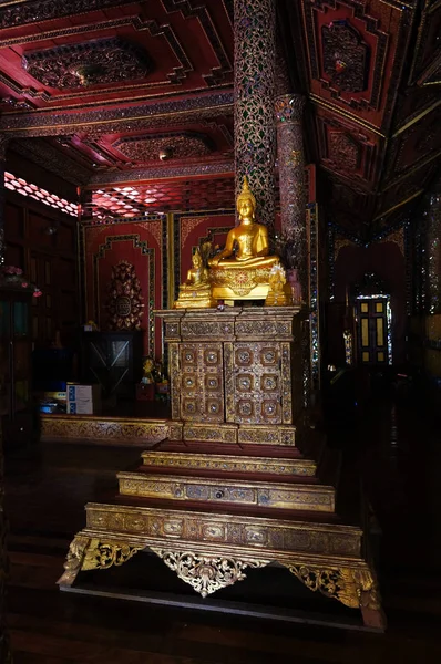 Socha Buddhy ve Wat Sri Rong Muang, barmský chrám, Lampang, Tha — Stock fotografie