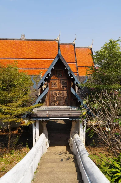 南邦府 Sanuk 寺的美丽木雕, Thail — 图库照片