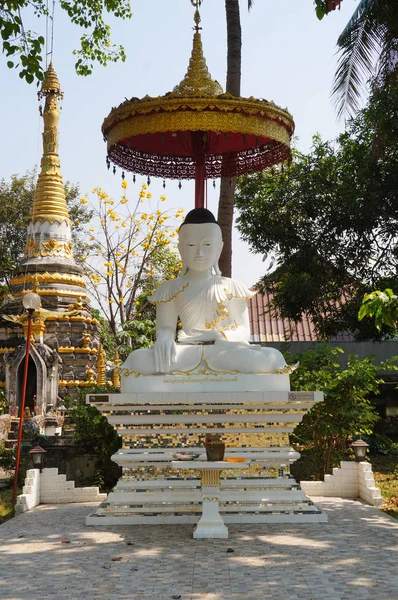 Bílá socha Buddhy ve Wat Si Rong Muang Lampang. — Stock fotografie