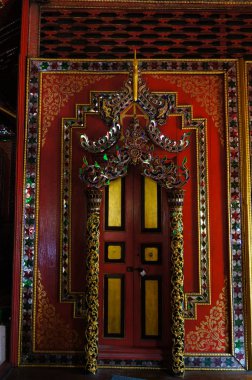 Güzel kapıda Wat Sri Rong Muang, Lampang, Thailand.