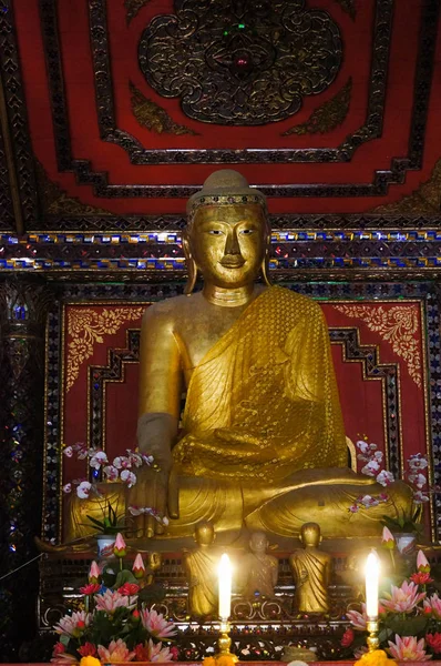 Estatua de buda de oro en Wat Sri Rong Muang, Lampang, Tailandia . — Foto de Stock