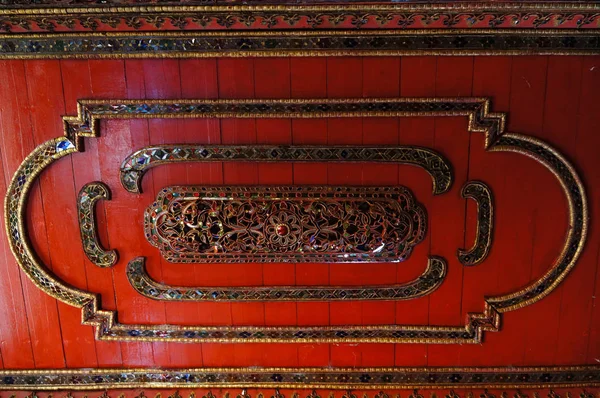 Wunderschöne Decke im wat sri rong muang, lampang, thailand. — Stockfoto