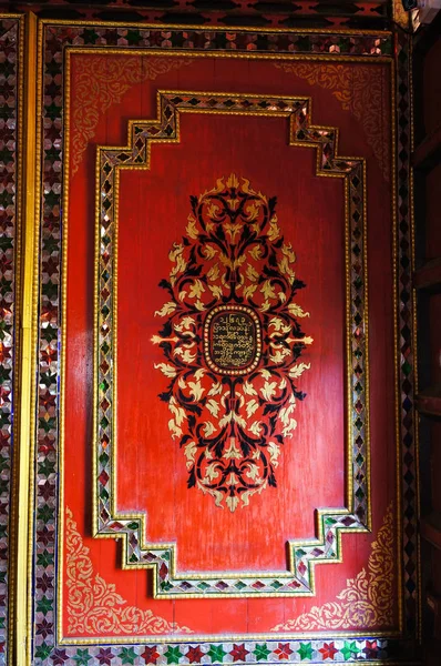 Bela parede em Wat Sri Rong Muang, Lampang, Tailândia . — Fotografia de Stock