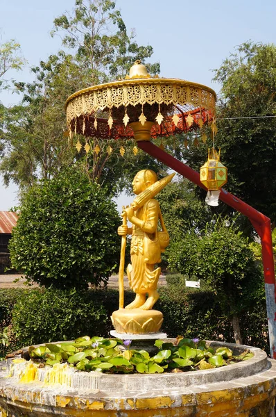 Socha Buddhy ve Wat Sri Rong Muang, barmský chrám, Lampang, g — Stock fotografie