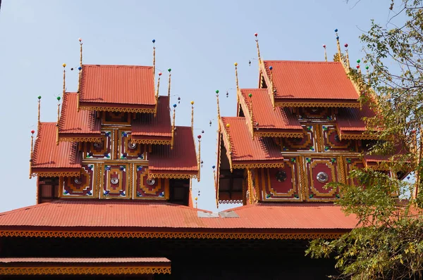 Wat Sri Rong Muang ma najpiękniejsze drewna tekowego drewna vihara w La — Zdjęcie stockowe