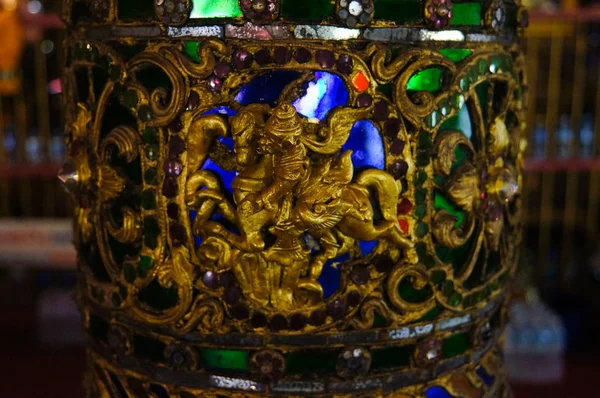 Wunderschöne Säule am wat sri rong muang, lampang, thailand. — Stockfoto