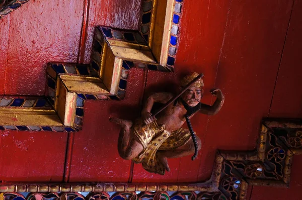 Belo teto em Wat Sri Rong Muang, Lampang, Tailândia . — Fotografia de Stock