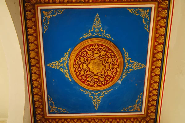 Plafond van de grote zaal op Wat Sri Rong Muang, Lampang, Thailand. — Stockfoto