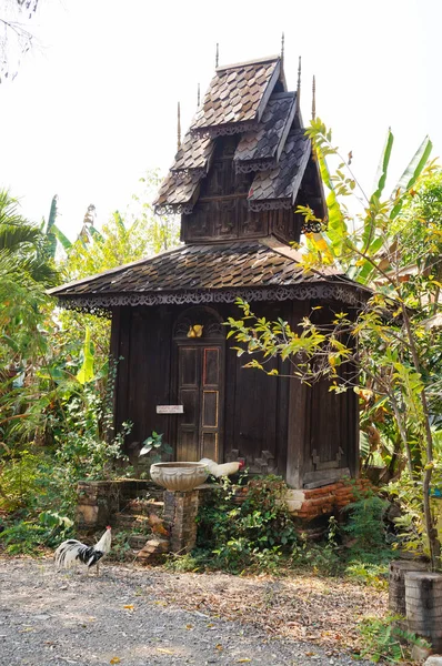 Toilet kuno di Wat Sri Rong Muang, Lampang, Thailand . — Stok Foto