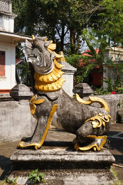 O leão de estilo birmanês em Wat Sri Rong Muang, Lampang, Tailândia . — Fotografia de Stock