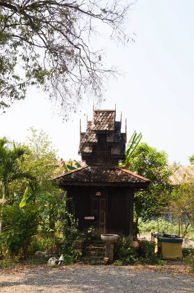Toilet kuno di Wat Sri Rong Muang, Lampang, Thailand . — Stok Foto